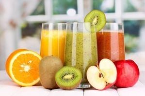 Lëngje të freskëta të shtrydhura nga perimet, frutat ose manaferrat në menunë e dietës së pijeve