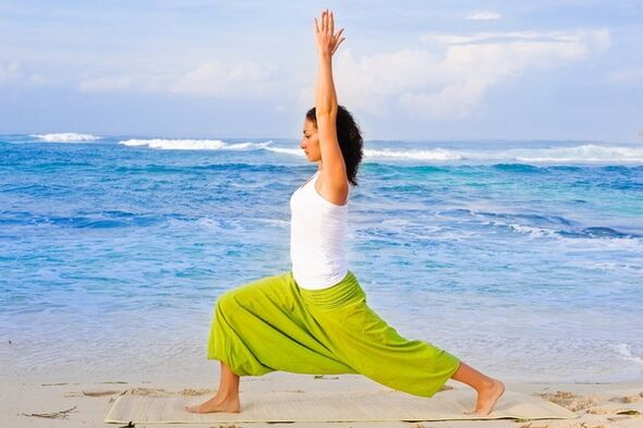 Asana luftëtar në joga për shtrirje efektive të muskujve të shpatullave dhe barkut