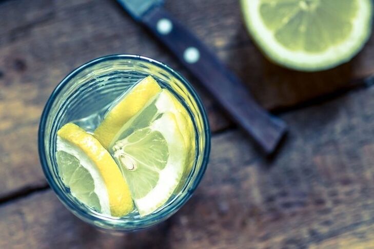 ujë me limon për humbje peshe